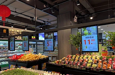 digital screens in retail stores